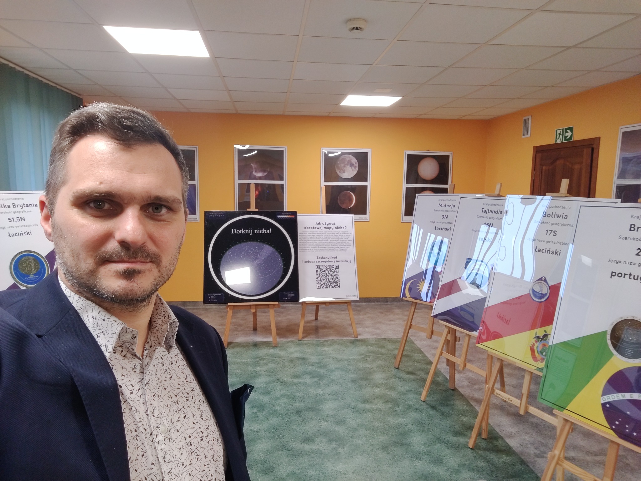Wystawa astronomiczna z obrotowymi mapami nieba