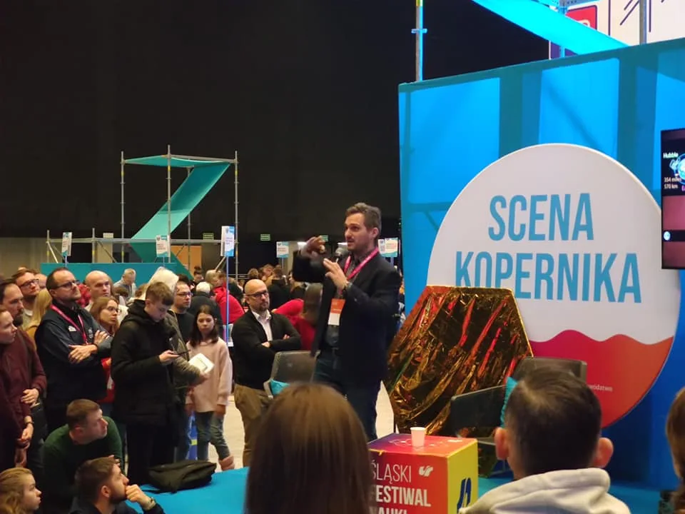 Damian Jabłeka na Scenie Kopernika podczas Śląskiego Festiwalu Nauki