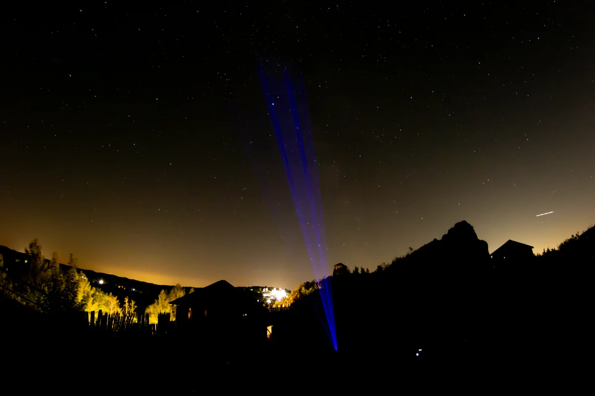 Lasery astronomiczne wskazujące obiekty na nocnym niebie